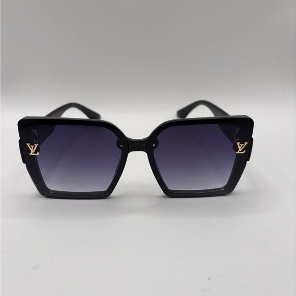 The Unbranded Brand Accessories - Louis Vuitton Black Oversized Square Sunglasses with Gradient Purple Lenses